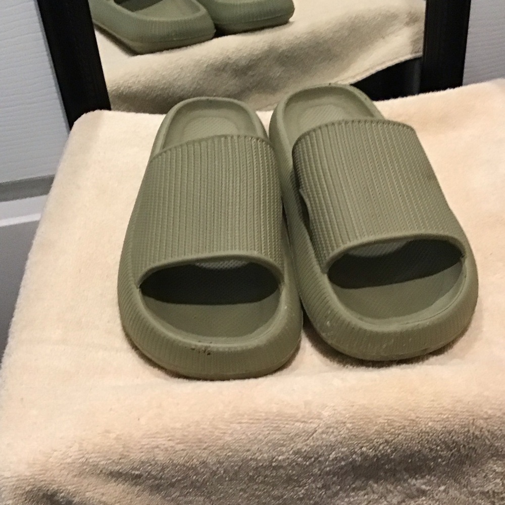 Minimal Slide Sandals in Olive Green